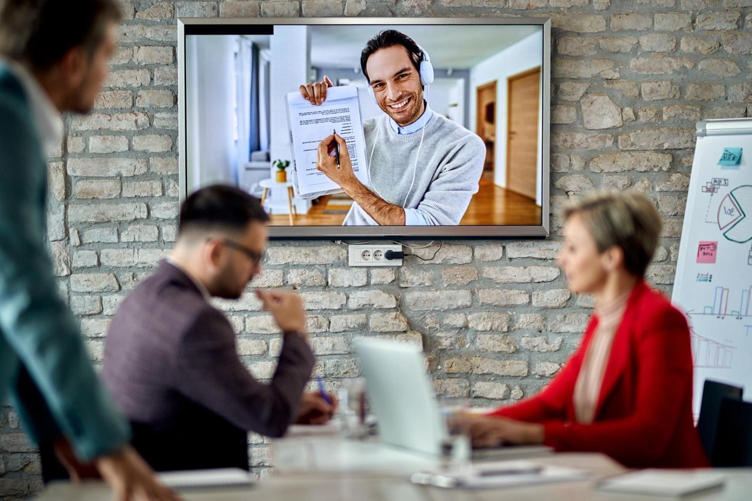 Mahasiswa sedang mempresentasikan proyek analisis position sizing dengan grafik dan perhitungan risiko di layar