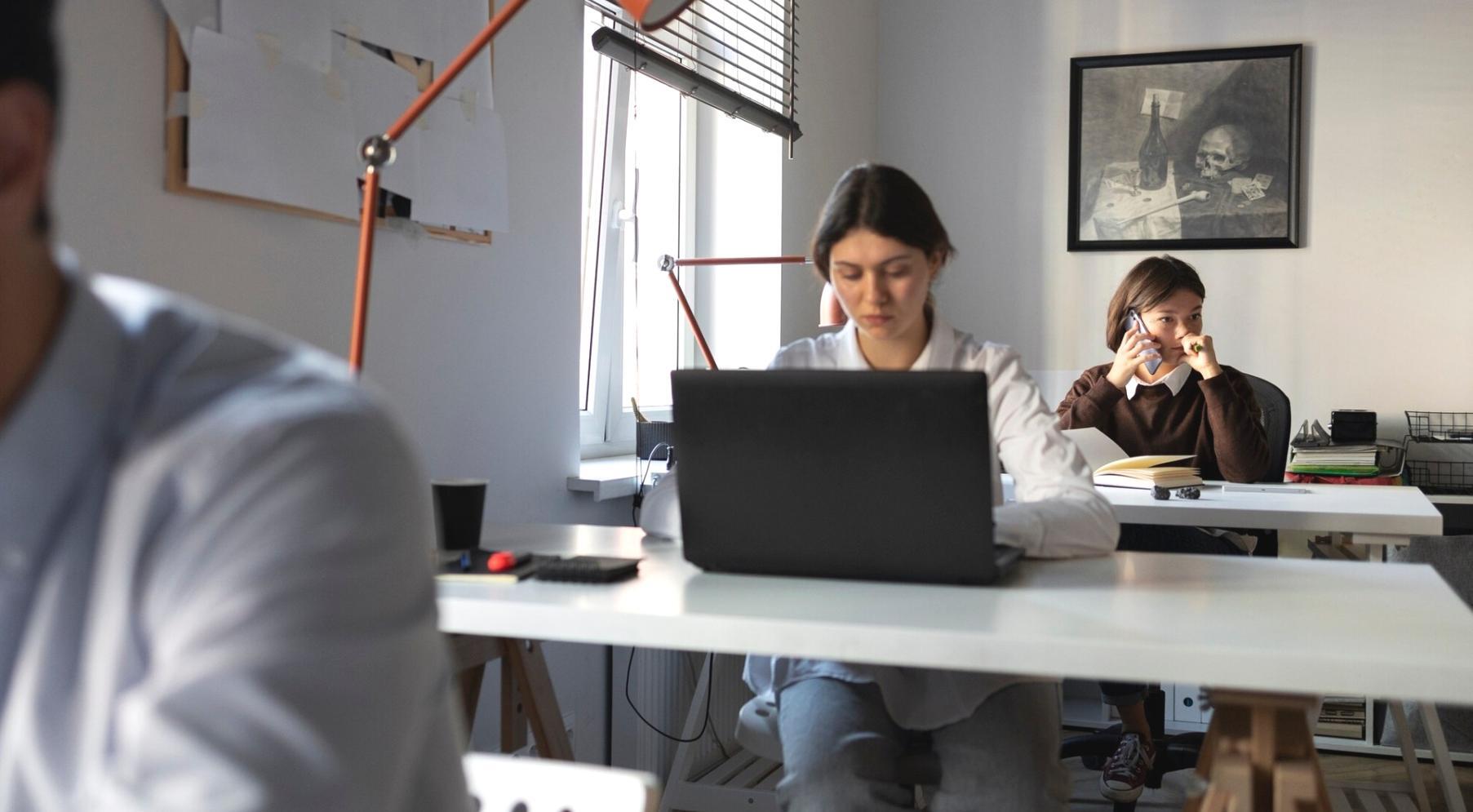 Suasana pembelajaran trading modern dengan fokus position sizing