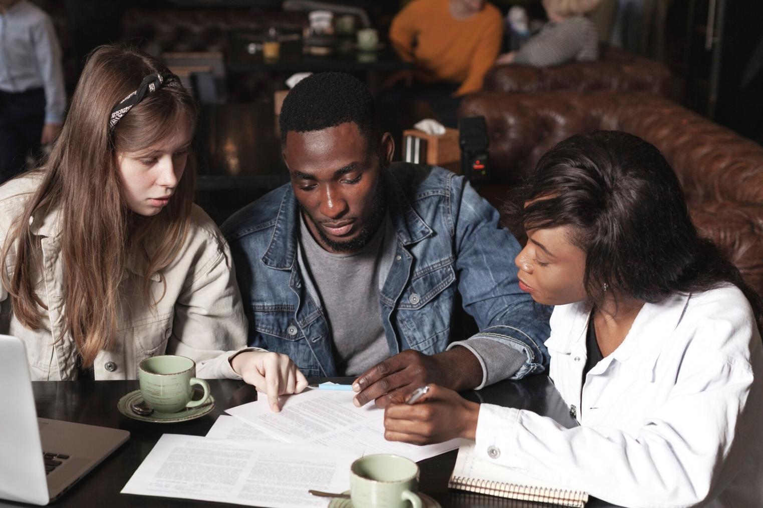 Analisis teknikal dan fundamental untuk position sizing